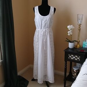 FOREVER 21 White w Lace Maxi Dress